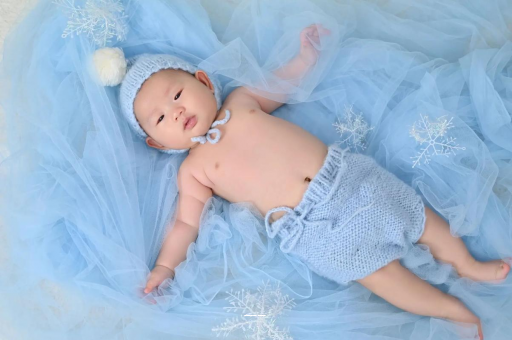 南安宝宝从床上掉下来